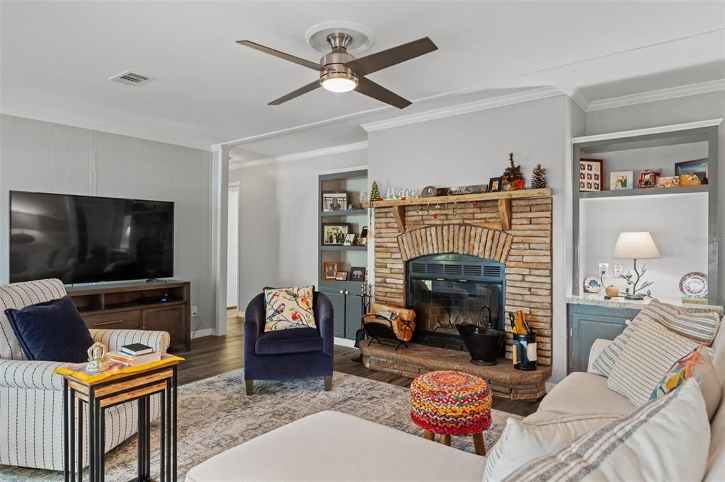 Living room w/fireplace