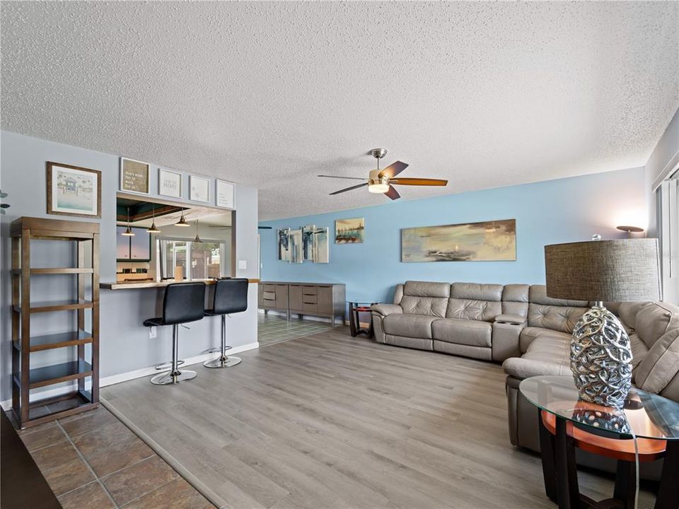 Active With Contract: $249,000 (2 beds, 2 baths, 1140 Square Feet)