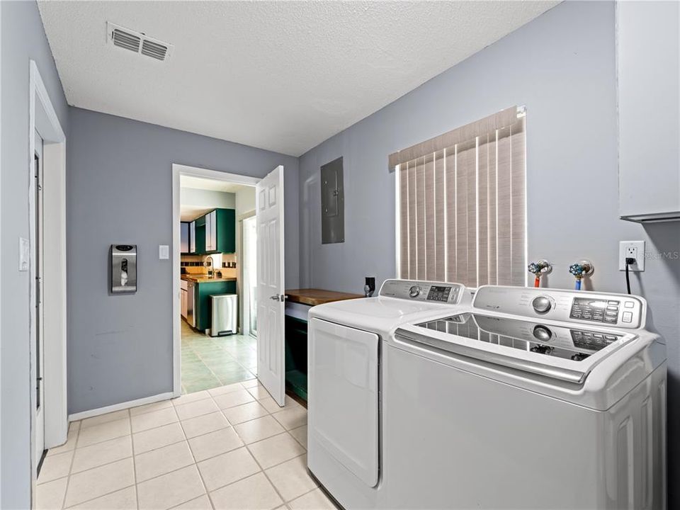 Active With Contract: $249,000 (2 beds, 2 baths, 1140 Square Feet)