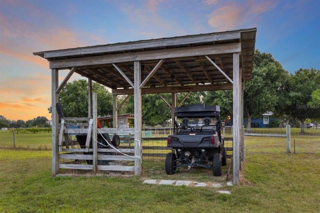 Single stall horse pole barn.