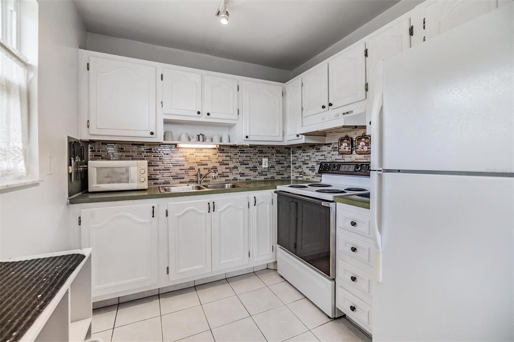 For Sale: $138,900 (2 beds, 2 baths, 984 Square Feet)
