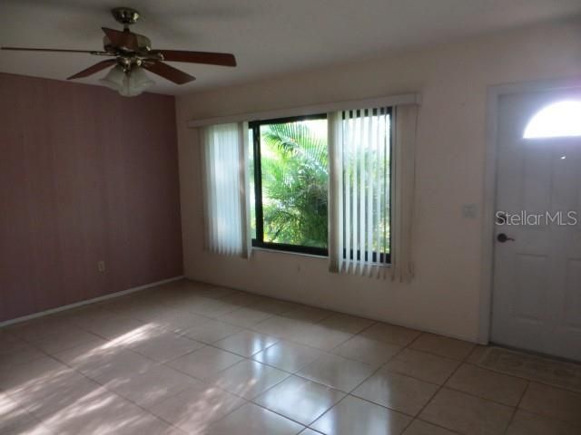 For Sale: $240,000 (2 beds, 1 baths, 900 Square Feet)