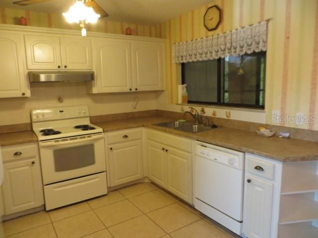 For Sale: $240,000 (2 beds, 1 baths, 900 Square Feet)