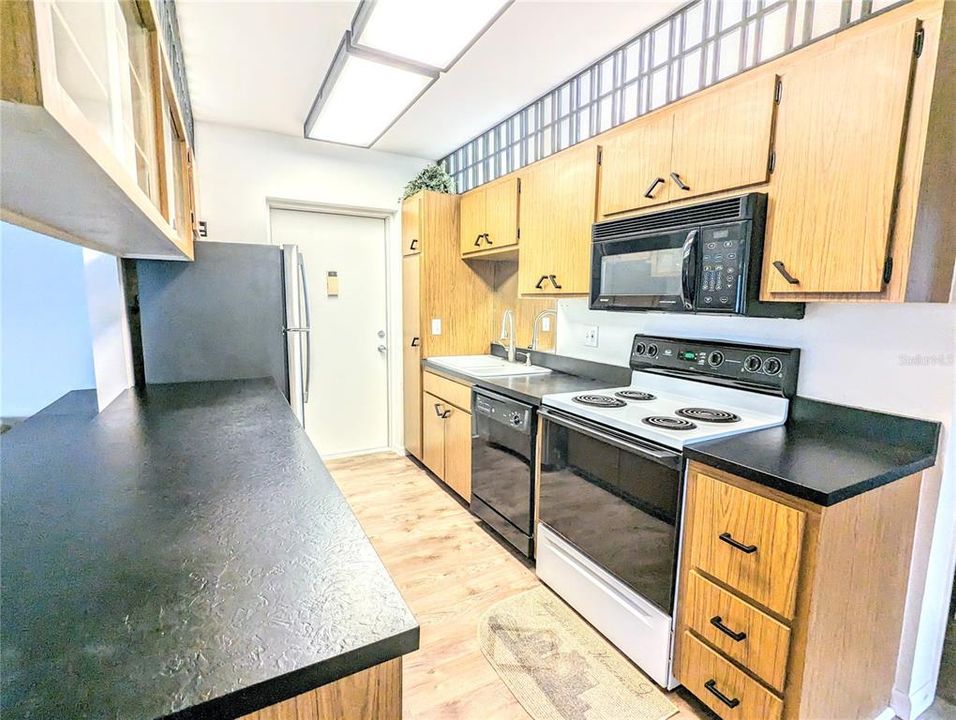 For Rent: $1,950 (2 beds, 1 baths, 1200 Square Feet)