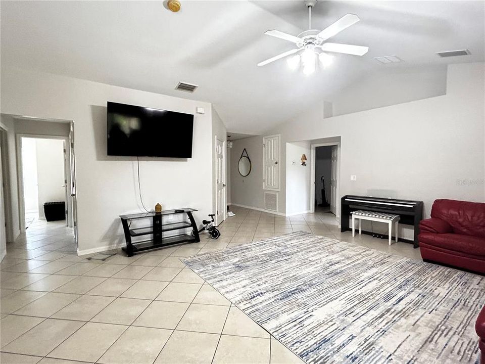 Recently Rented: $1,950 (3 beds, 2 baths, 1624 Square Feet)