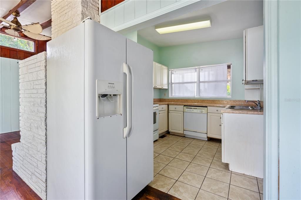 Active With Contract: $258,900 (3 beds, 1 baths, 1035 Square Feet)