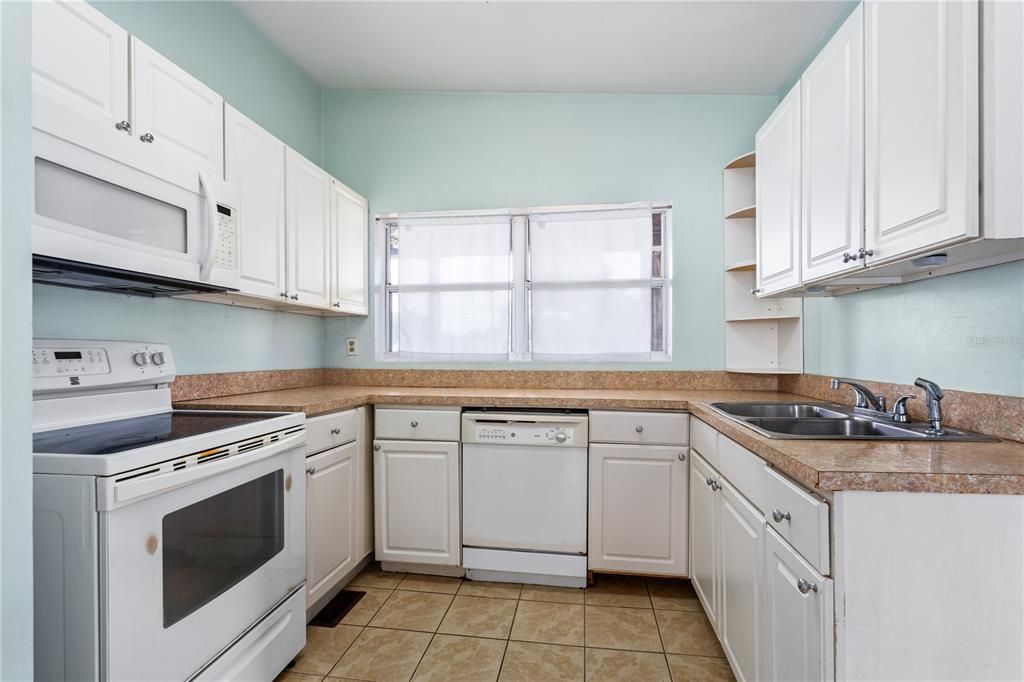 Active With Contract: $258,900 (3 beds, 1 baths, 1035 Square Feet)