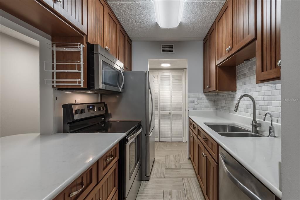 Active With Contract: $2,500 (2 beds, 2 baths, 936 Square Feet)