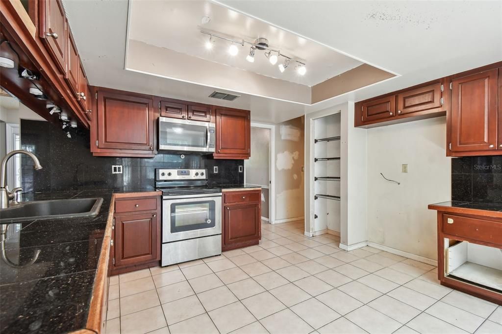 Recently Sold: $380,000 (3 beds, 2 baths, 1866 Square Feet)