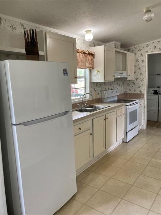 For Sale: $319,900 (3 beds, 2 baths, 1404 Square Feet)