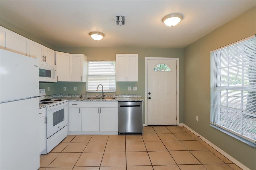 For Sale: $230,000 (3 beds, 1 baths, 950 Square Feet)
