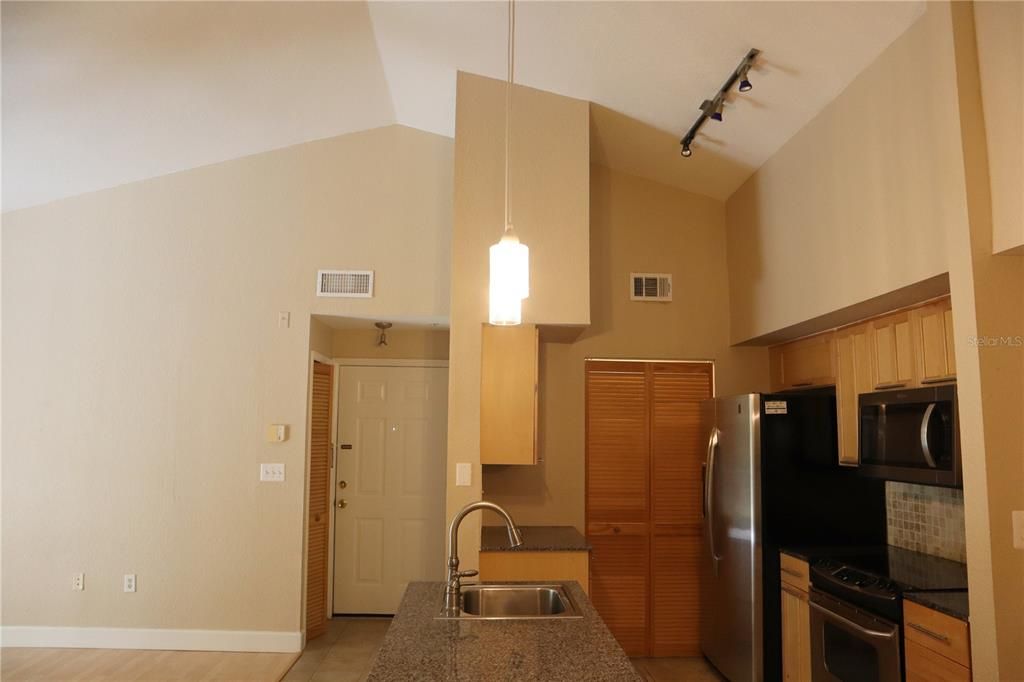 For Sale: $275,000 (2 beds, 2 baths, 949 Square Feet)