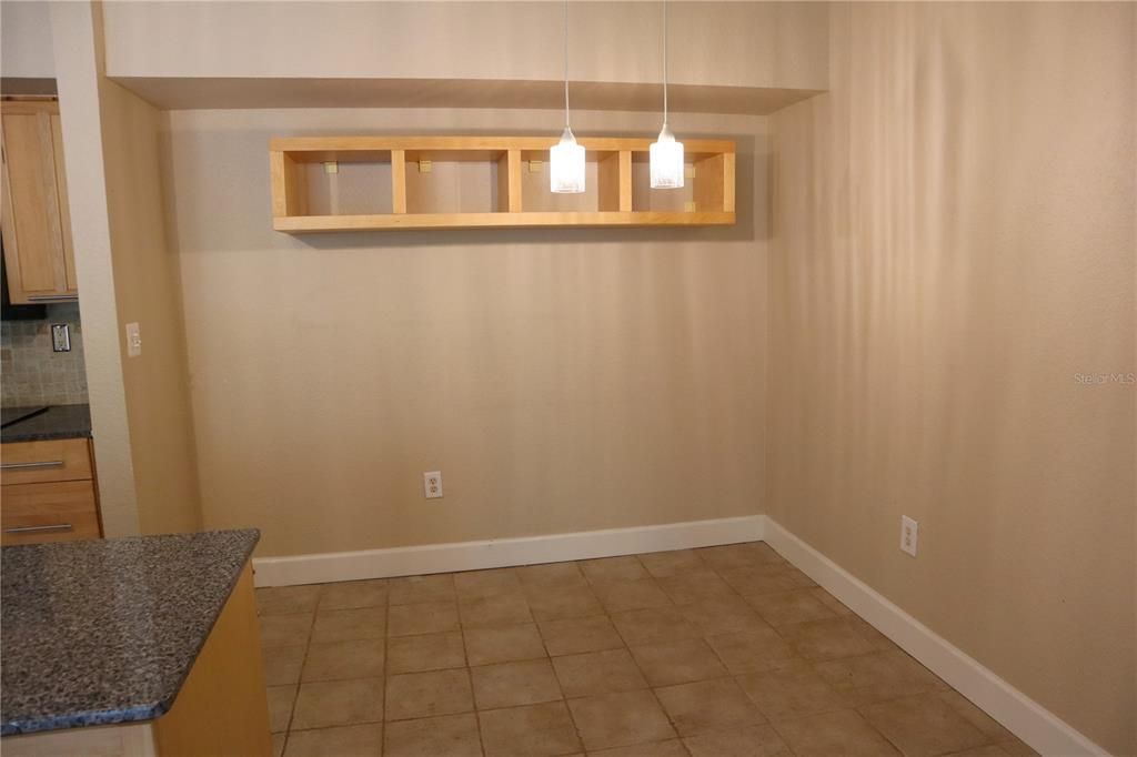 For Sale: $275,000 (2 beds, 2 baths, 949 Square Feet)