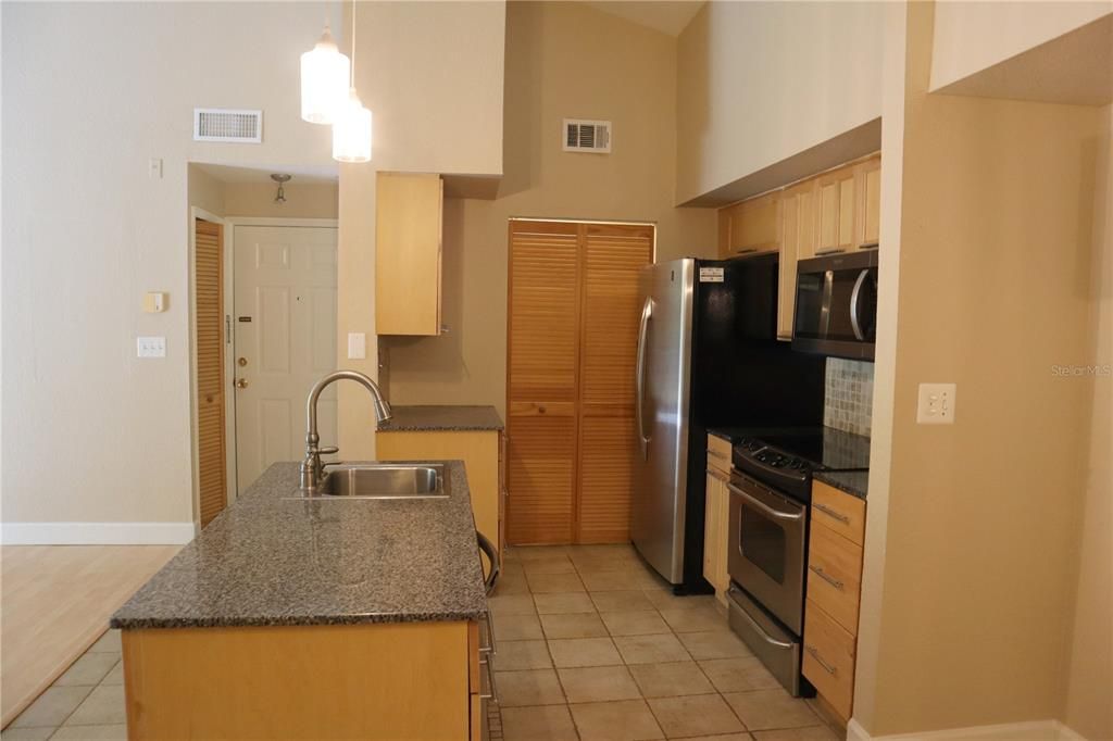 For Sale: $275,000 (2 beds, 2 baths, 949 Square Feet)