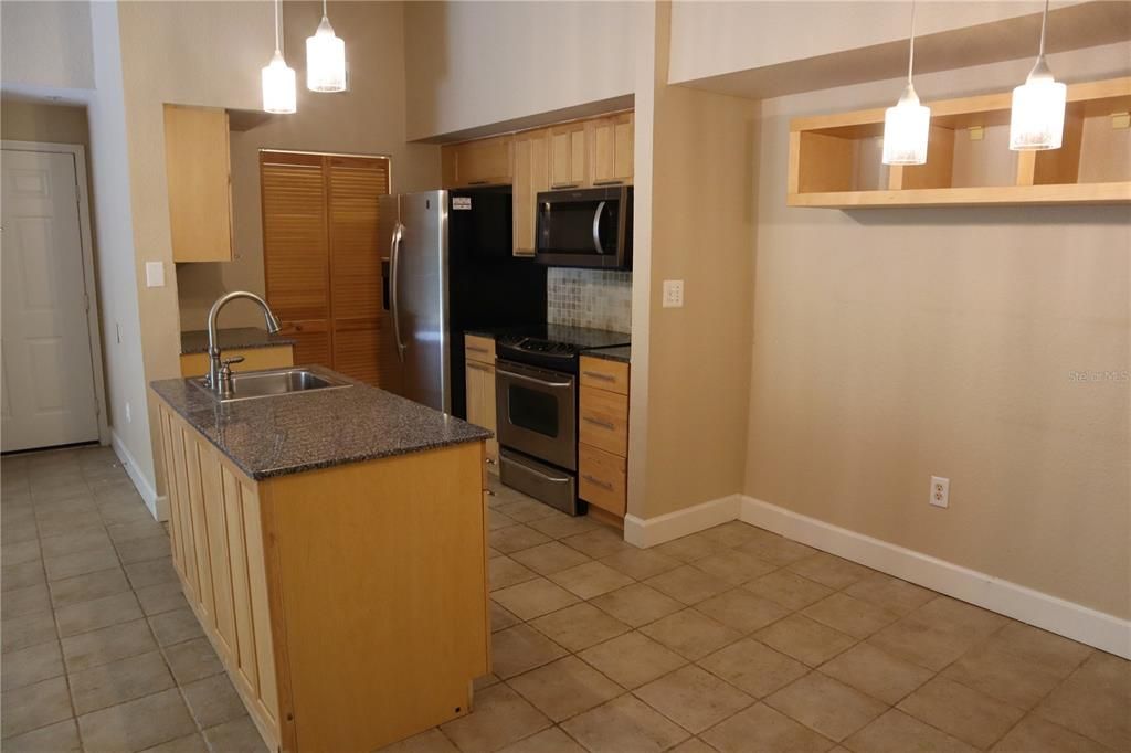 For Sale: $275,000 (2 beds, 2 baths, 949 Square Feet)