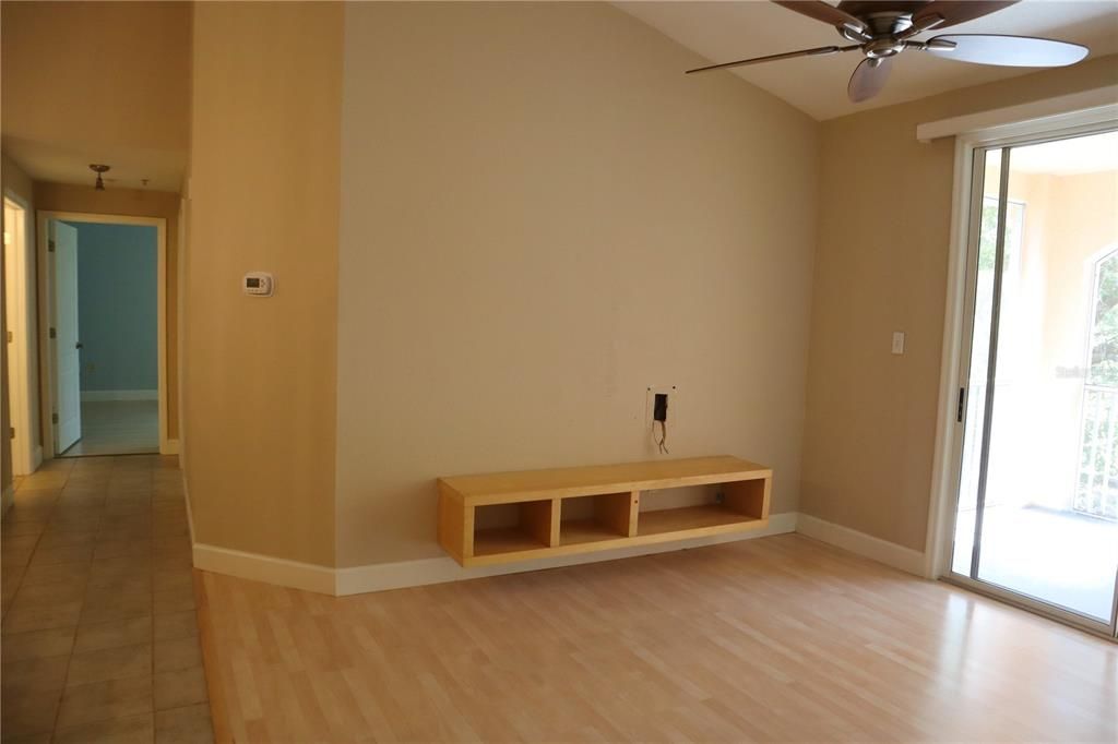 For Sale: $275,000 (2 beds, 2 baths, 949 Square Feet)