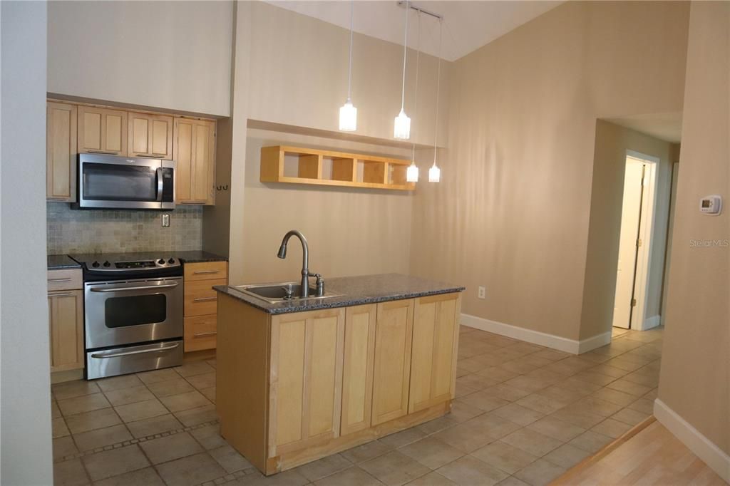 For Sale: $275,000 (2 beds, 2 baths, 949 Square Feet)