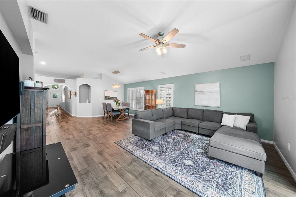 Active With Contract: $600,000 (4 beds, 2 baths, 1929 Square Feet)