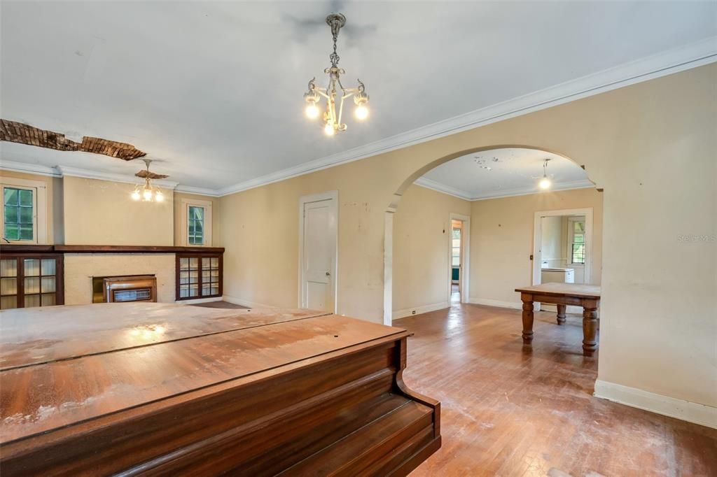 Classic arched transisiton from the living room to dining room