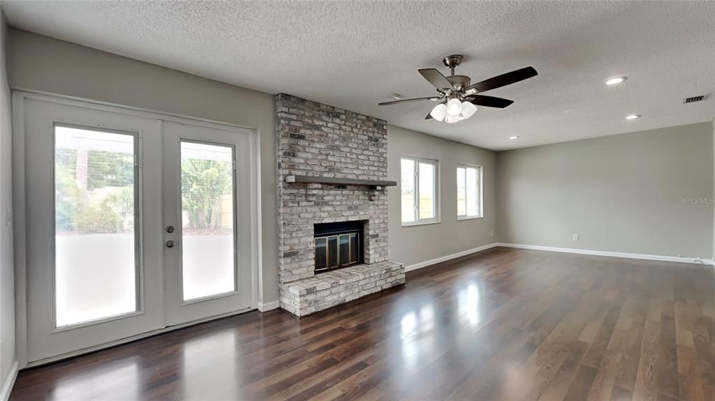 Active With Contract: $484,900 (3 beds, 2 baths, 1456 Square Feet)