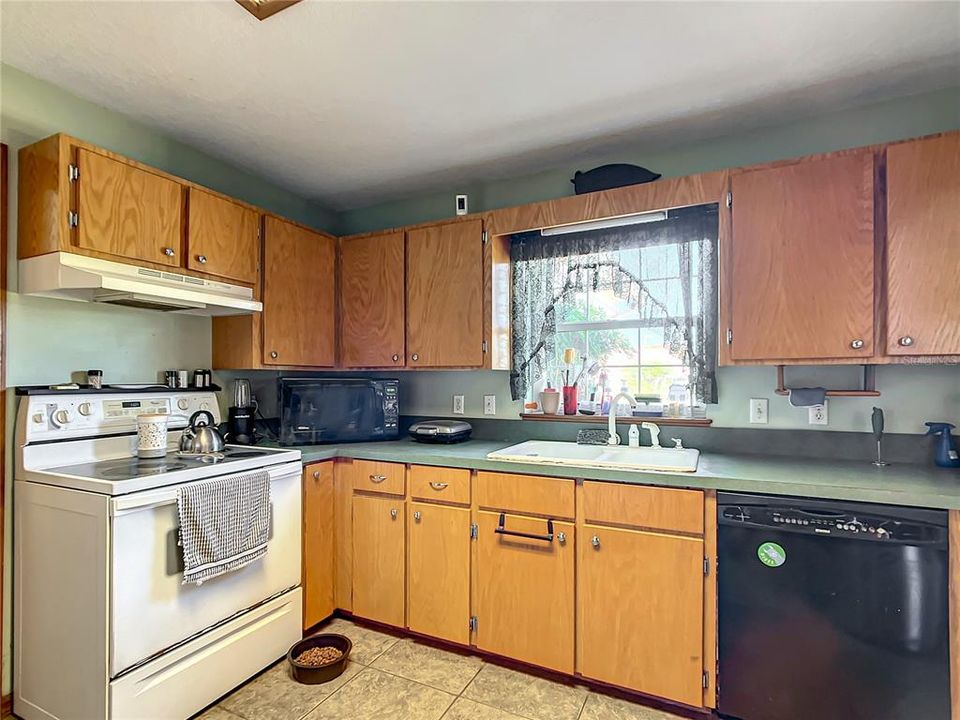 For Sale: $500,000 (3 beds, 2 baths, 1577 Square Feet)