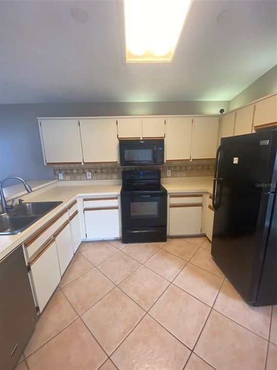 Recently Rented: $2,200 (3 beds, 2 baths, 1483 Square Feet)