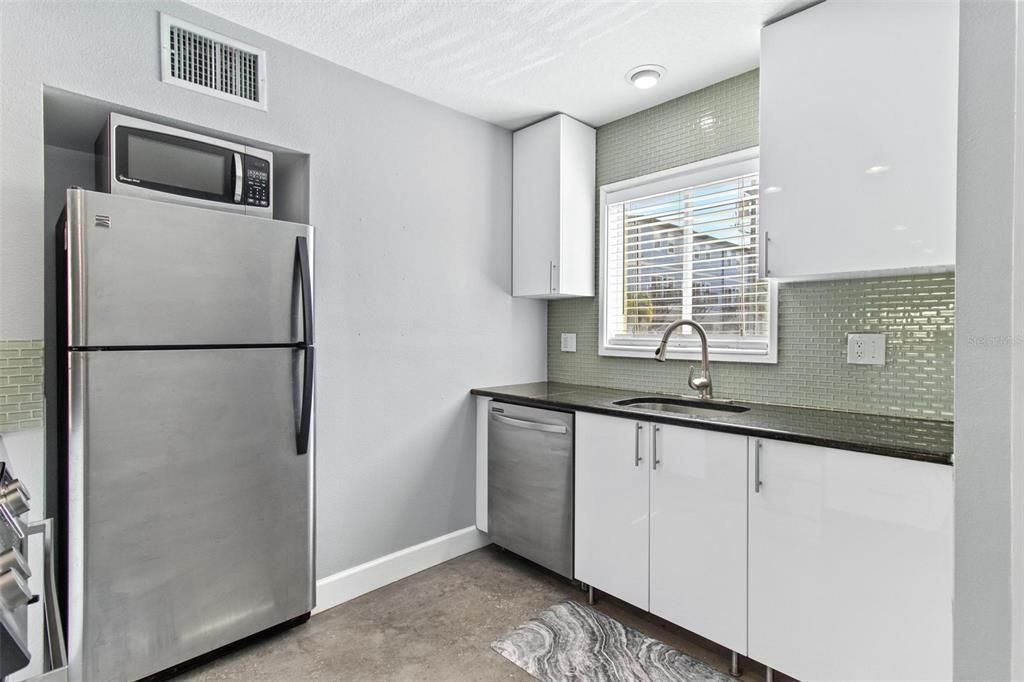 For Sale: $250,000 (2 beds, 1 baths, 819 Square Feet)