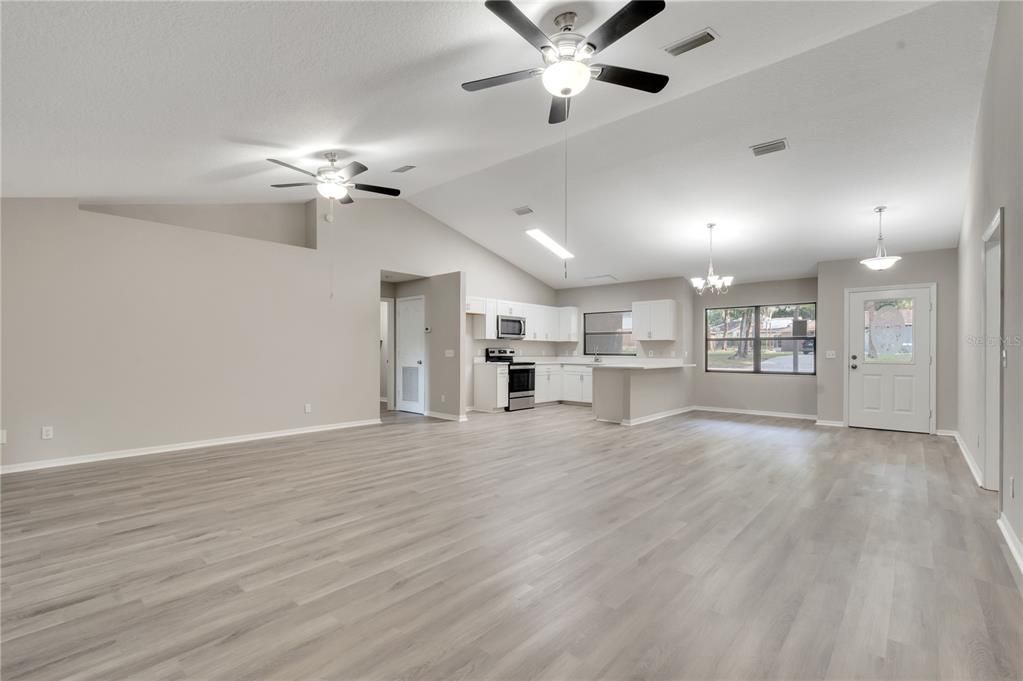 Active With Contract: $290,500 (3 beds, 2 baths, 1586 Square Feet)