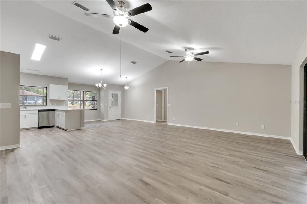 Active With Contract: $290,500 (3 beds, 2 baths, 1586 Square Feet)