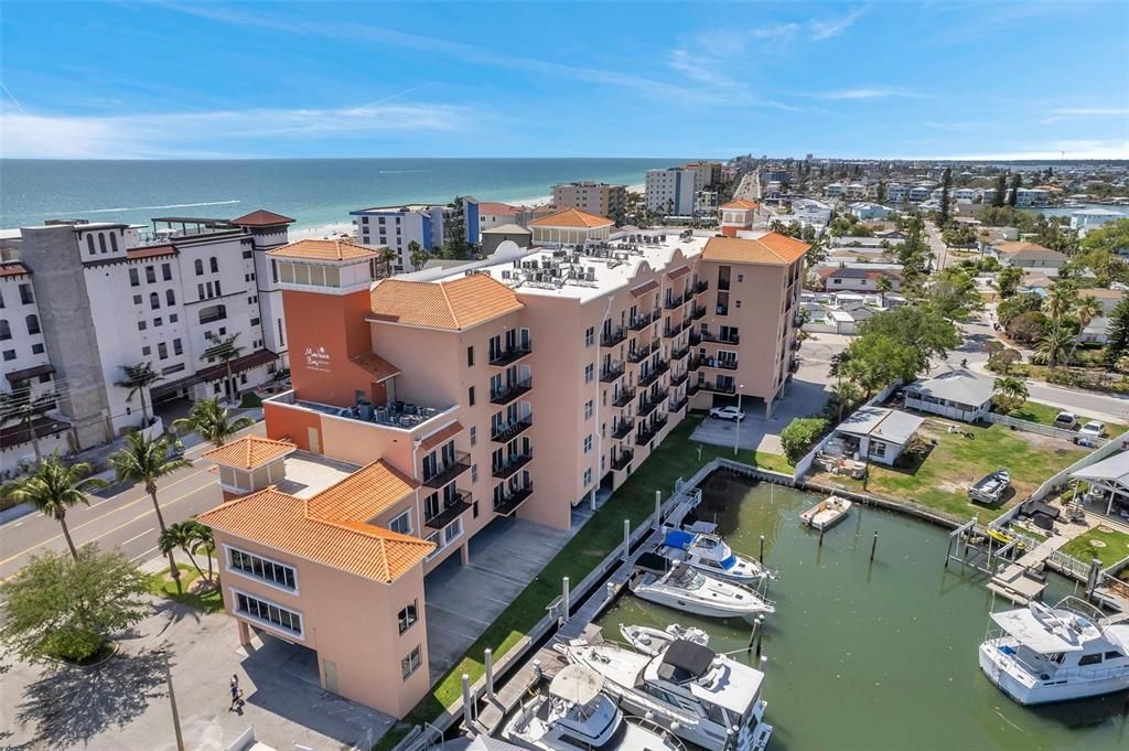 This unit overlooks the Intracoastal waters!
