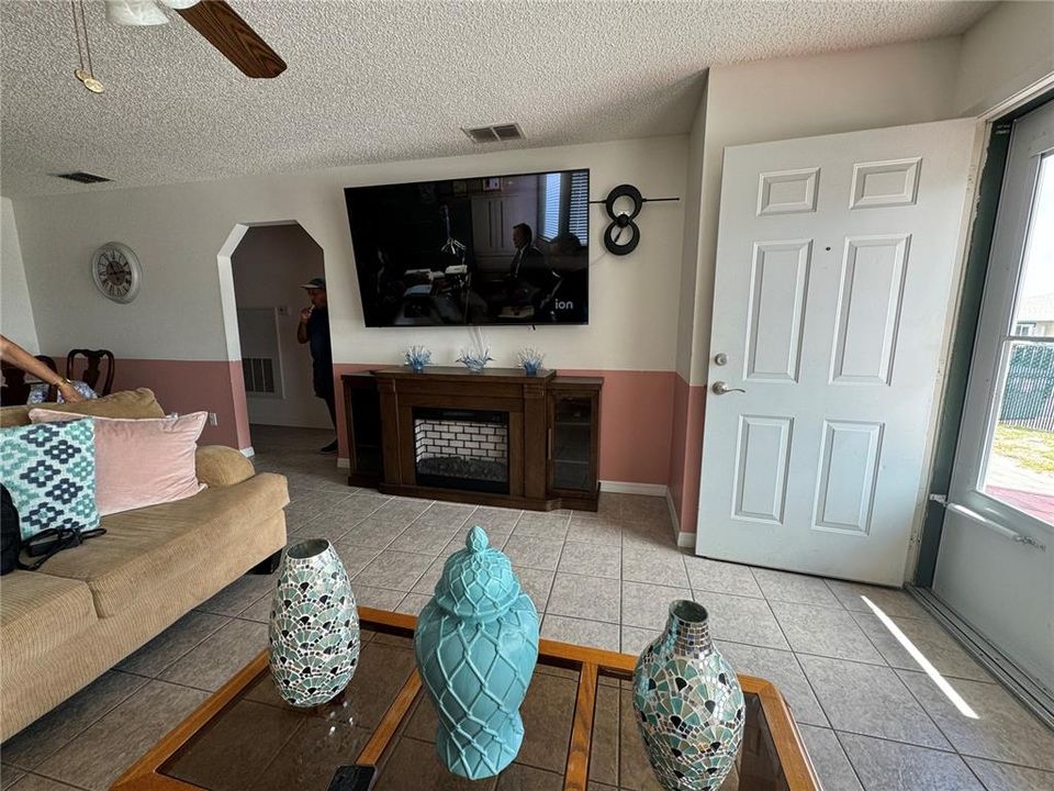 For Rent: $2,000 (3 beds, 2 baths, 1073 Square Feet)