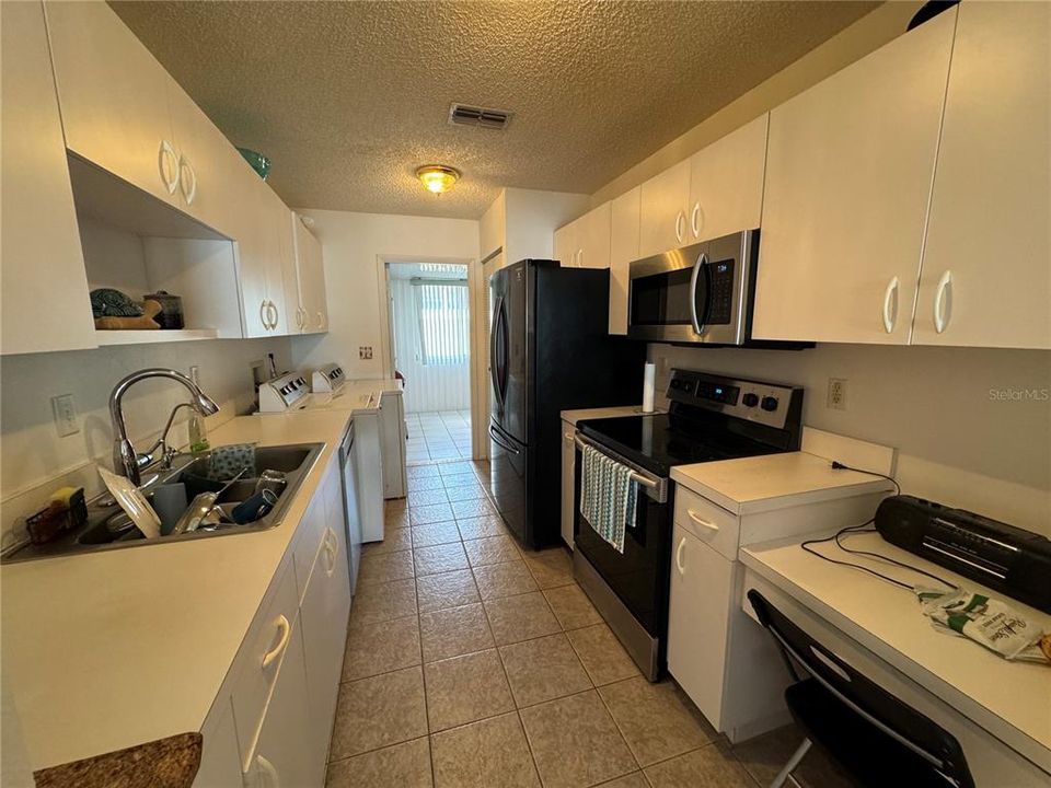 For Rent: $2,000 (3 beds, 2 baths, 1073 Square Feet)