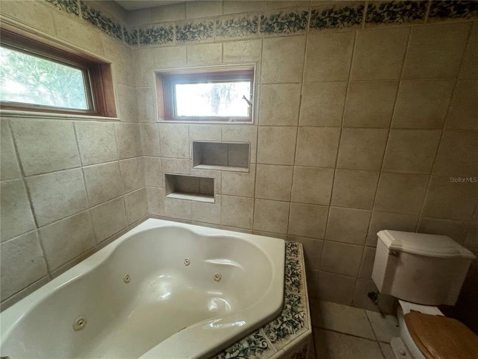 Large jetted tub in the primary en suite bathroom