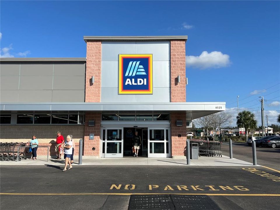 Aldi Grocery to the West