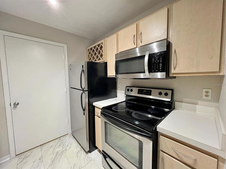 Recently Sold: $165,000 (1 beds, 1 baths, 678 Square Feet)