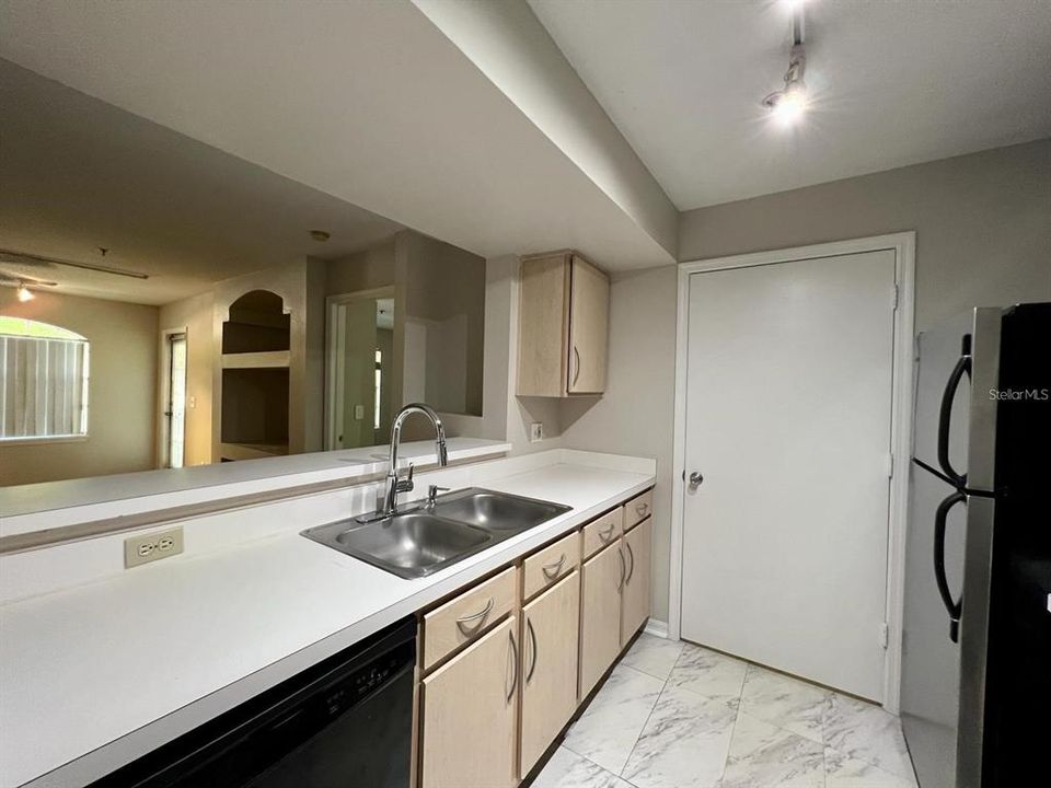 Active With Contract: $165,000 (1 beds, 1 baths, 678 Square Feet)