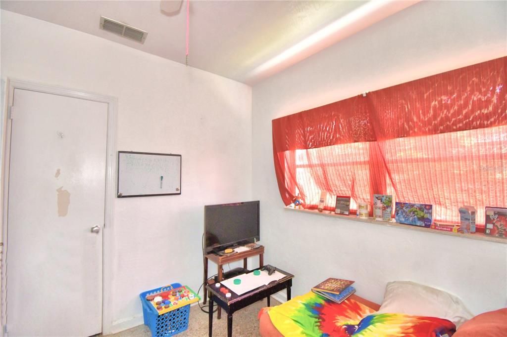 For Sale: $185,000 (3 beds, 2 baths, 1075 Square Feet)