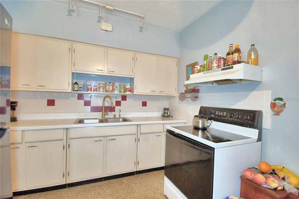 For Sale: $185,000 (3 beds, 2 baths, 1075 Square Feet)