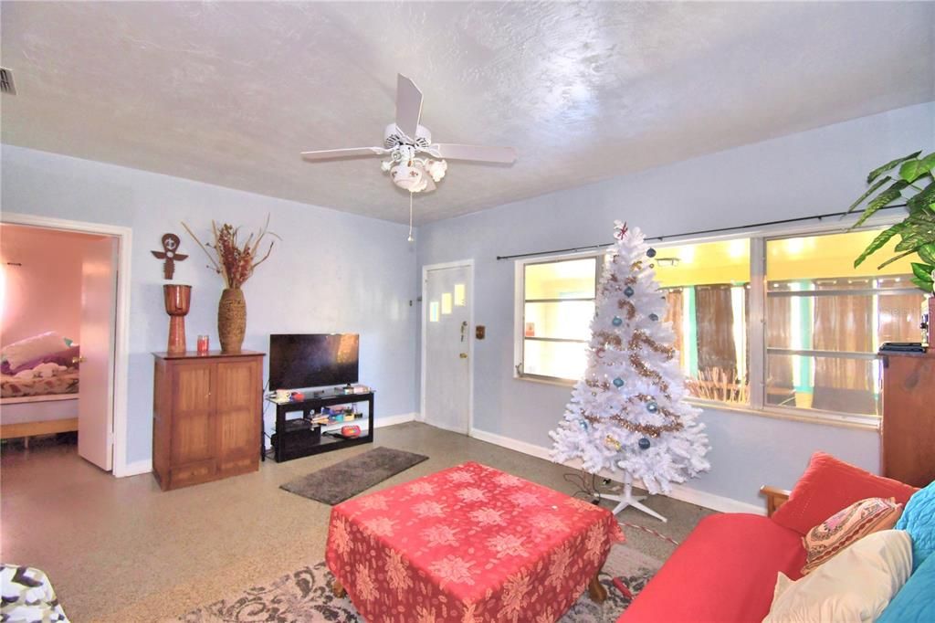 For Sale: $185,000 (3 beds, 2 baths, 1075 Square Feet)