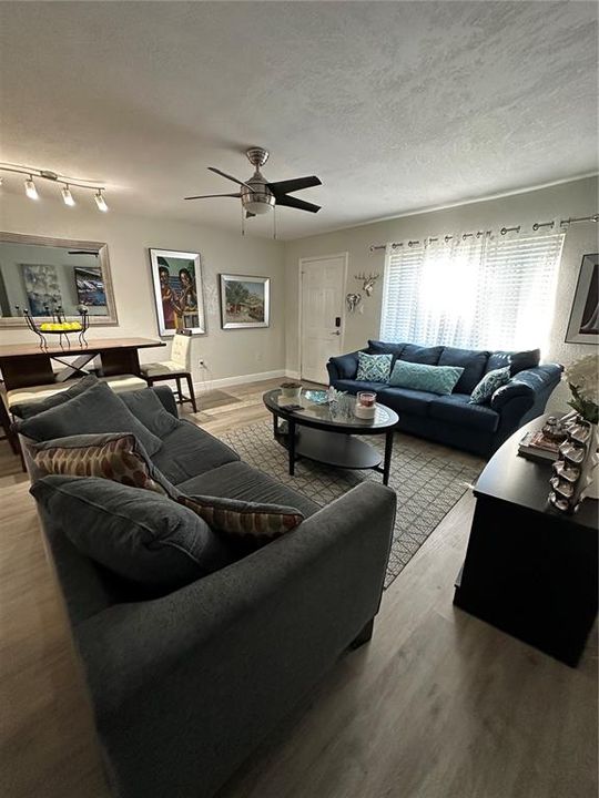 Active With Contract: $1,600 (2 beds, 1 baths, 899 Square Feet)