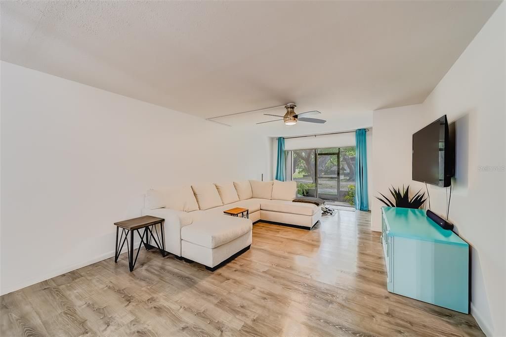Active With Contract: $160,000 (1 beds, 1 baths, 790 Square Feet)