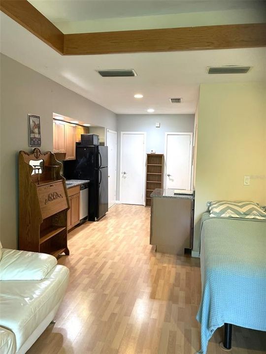 For Sale: $125,900 (1 beds, 1 baths, 420 Square Feet)