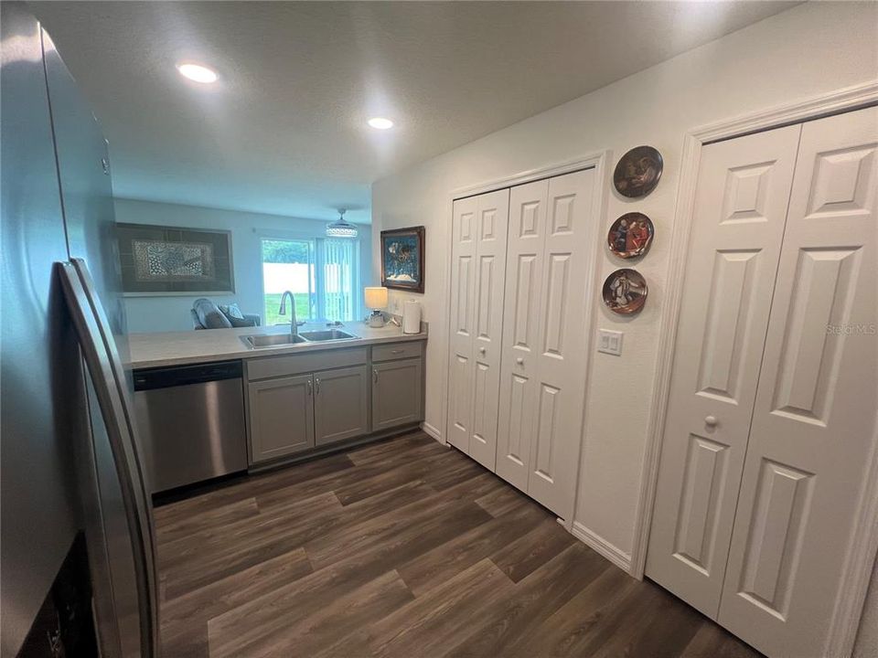 For Sale: $299,895 (3 beds, 2 baths, 1284 Square Feet)