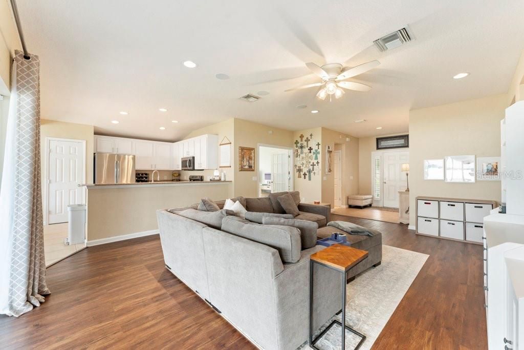 For Sale: $298,500 (2 beds, 2 baths, 1596 Square Feet)