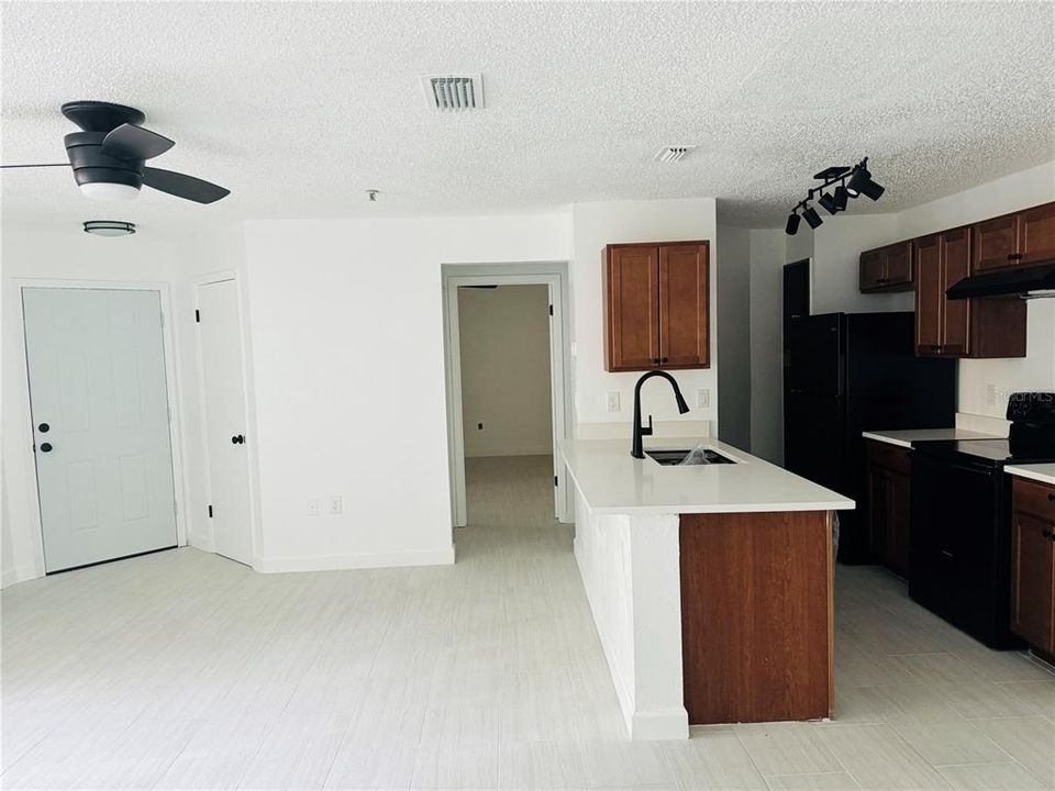 Active With Contract: $169,900 (2 beds, 2 baths, 982 Square Feet)