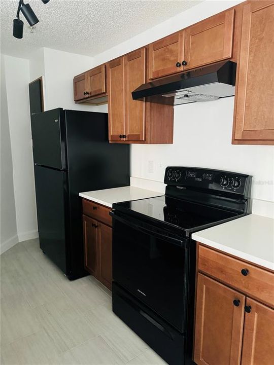 Active With Contract: $169,900 (2 beds, 2 baths, 982 Square Feet)