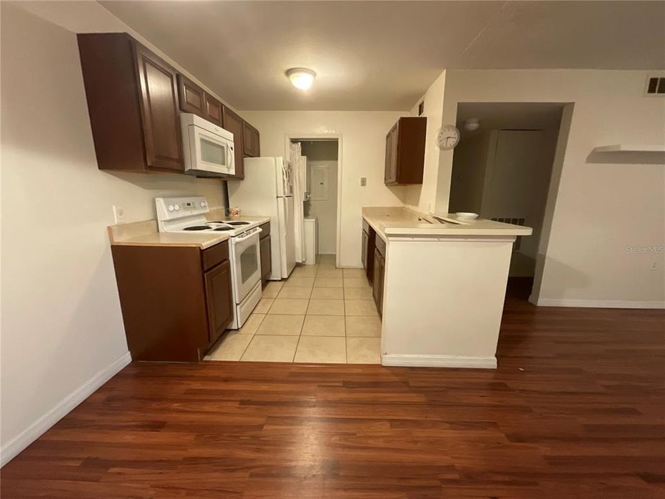 For Sale: $175,000 (2 beds, 2 baths, 969 Square Feet)