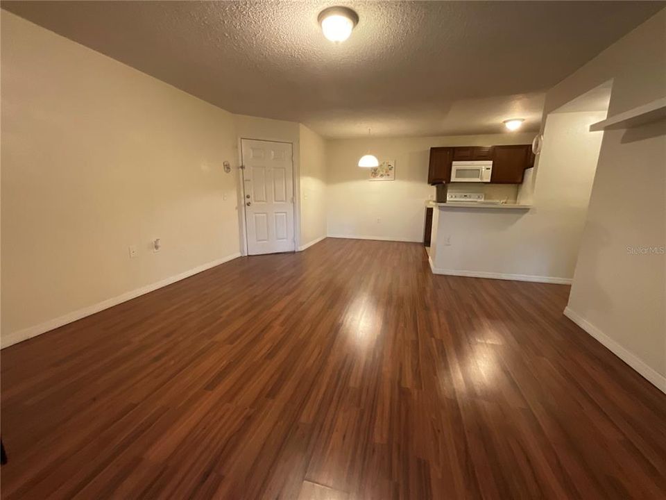 For Sale: $175,000 (2 beds, 2 baths, 969 Square Feet)