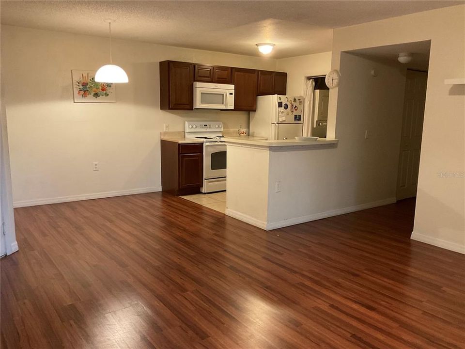 For Sale: $175,000 (2 beds, 2 baths, 969 Square Feet)