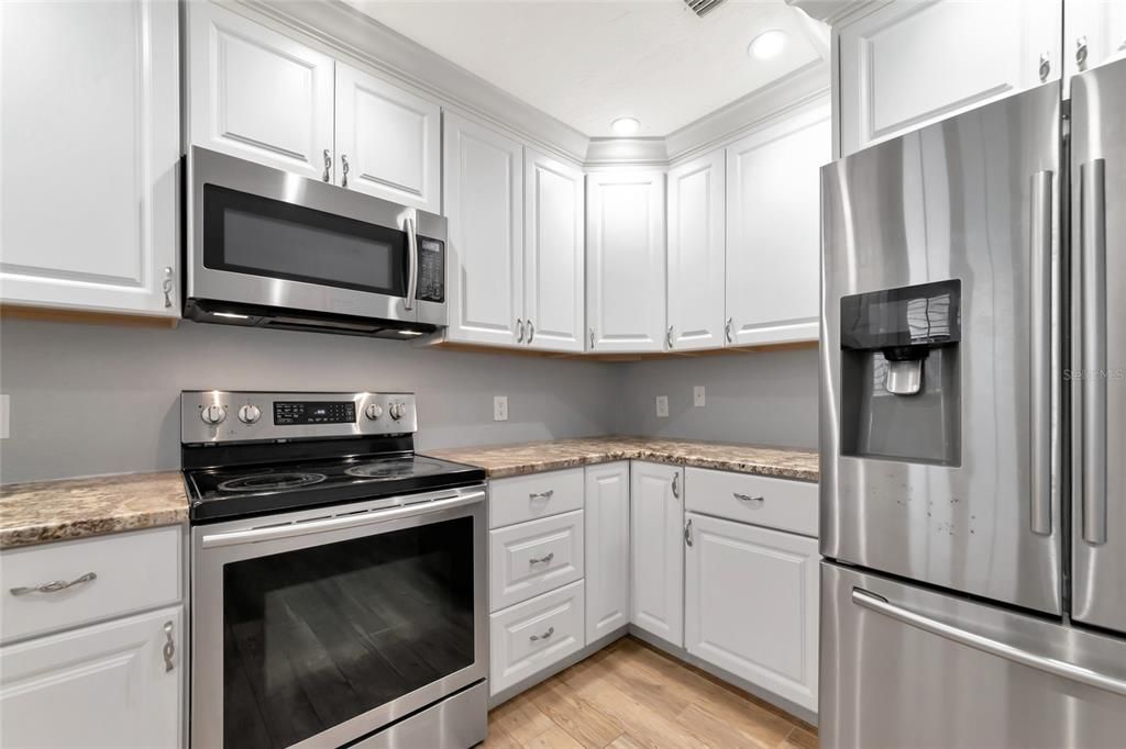 For Sale: $229,999 (2 beds, 2 baths, 914 Square Feet)